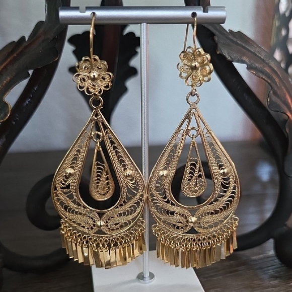 Elegant Gold Filigree Dangle Earrings - Picture 8 of 16
